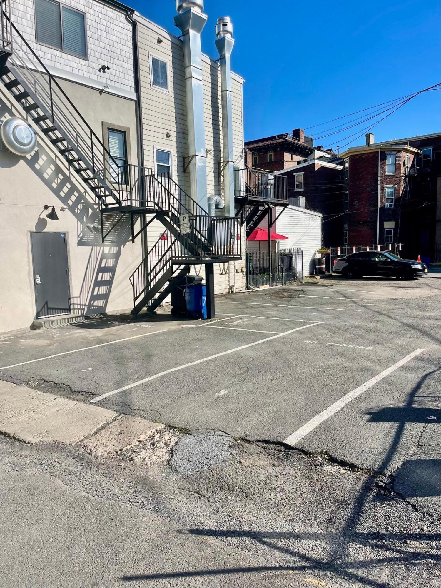 Modern Fully Renovated Suite & Loft In Downtown Trenton Bagian luar foto